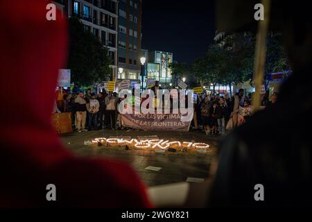 Madrid, Spanien. Februar 2024. Eine Gruppe subsaharischer Einwanderer trägt während einer Kundgebung ein Banner. Das Madrider Stadtteil Lavapies hat der einjährigen Tragödie von El Tarajal gedenken, bei der in den frühen Morgenstunden des 6. Februar 2014 mehr als 250 Menschen subsaharischen Ursprungs versuchten, Ceuta über den Strand von El Tarajal zu erreichen, und von der Zivilgarde abgestoßen wurden. 15 Menschen starben und 23 weitere wurden nach Marokko zurückgebracht. (Foto: David Canales/SOPA Images/SIPA USA) Credit: SIPA USA/Alamy Live News Stockfoto