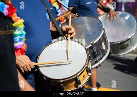 Salvador, Bahia, Brasilien - 03. Februar 2024: Musiker, die Schlaginstrumente spielen, werden bei der Fuzue-Vorkarnevalsparade in Salvado gesehen Stockfoto