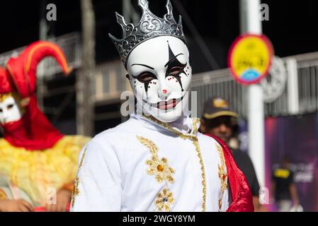 Salvador, Bahia, Brasilien - 03. Februar 2024: Während Fuzue in Salvador, Bahia, marschieren Menschen im venezianischen Karnevalsstil. Stockfoto