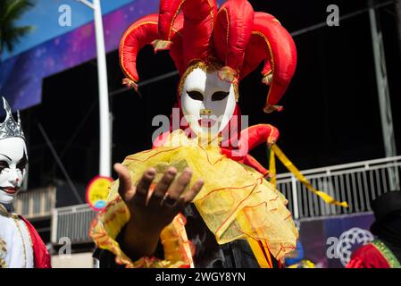 Salvador, Bahia, Brasilien - 03. Februar 2024: Während Fuzue in Salvador, Bahia, marschieren Menschen im venezianischen Karnevalsstil. Stockfoto