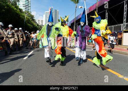 Salvador, Bahia, Brasilien - 03. Februar 2024: Während Fuzue in Salvador, Bahia, marschieren Menschen im venezianischen Karnevalsstil. Stockfoto