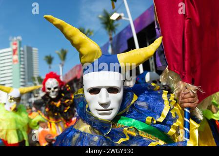 Salvador, Bahia, Brasilien - 03. Februar 2024: Während Fuzue in Salvador, Bahia, marschieren Menschen im venezianischen Karnevalsstil. Stockfoto