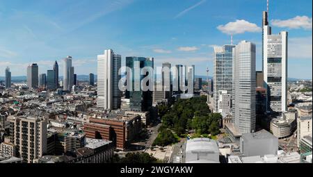 Panorama: Luftbild: Skyline City von Frankfurt u.a. mit Messeturm, DG Bank und Commerzbank Tower, Frankfurt am Main (nur für redaktionelle Verwendung) Stockfoto