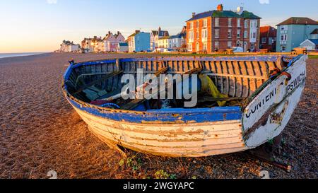 Aldeburgh, Großbritannien - 6. Januar 2023: Sonnenaufgang am Strand von Aldeburgh, Suffolk, Großbritannien Stockfoto