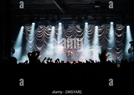 Manchester, Großbritannien. Februar 2024. Justin Hayward-Young (Leadgesang, Gitarren), Árni Árnason (Bass, Gesang), Timothy Lanham (Gitarren, Keys, Vocals) und Yoann Intonti (Schlagzeug) von The Vaccines treten in der Manchester Academy auf ihrer „Pick-up Full of Pink Carnations“-Tour auf. 2024-02-06 . Quelle: Gary Mather/Alamy Live News Stockfoto