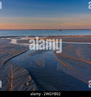 Selsey, Vereinigtes Königreich - 19. Februar 2023: Sonnenuntergang über West Wittering Beach, West Sussex, Vereinigtes Königreich Stockfoto