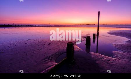 Selsey, Vereinigtes Königreich - 19. Februar 2023: Sonnenuntergang über West Wittering Beach, West Sussex, Vereinigtes Königreich Stockfoto