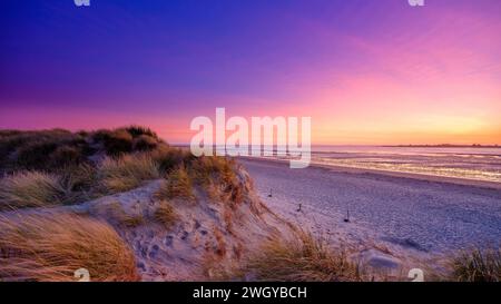 Selsey, Vereinigtes Königreich - 19. Februar 2023: Sonnenuntergang über West Wittering Beach, West Sussex, Vereinigtes Königreich Stockfoto