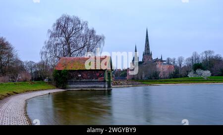 Lichfileld, Vereinigtes Königreich - 3. März 2023: Lichfield Cathedral and the Stowe Pond, Lichfield, Vereinigtes Königreich Stockfoto