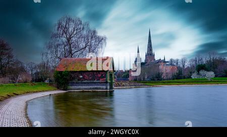 Lichfileld, Vereinigtes Königreich - 3. März 2023: Lichfield Cathedral and the Stowe Pond, Lichfield, Vereinigtes Königreich Stockfoto