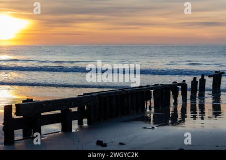 Ein Sonnenaufgang am Strand von Victor Harbor über den Erosion Groynes in South Australia am 11. September 2023 Stockfoto