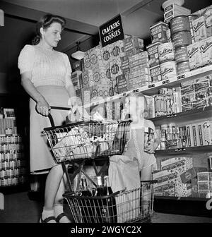 Frau und kleiner Junge, die in einem Lebensmittelgeschäft im Bundeshausprojekt einkaufen, Greenbelt, Maryland, USA, Marjory Collins, Information des U.S. Office of war< Mai 1942 Stockfoto