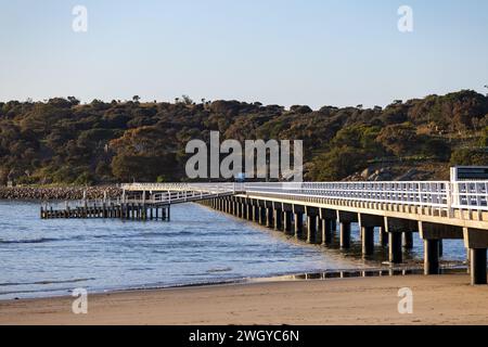 Der neue Damm zwischen Victor Harbor und Granite Island an einem sonnigen Tag in South Australia am 11. September 2023 Stockfoto