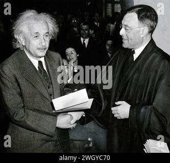 Albert Einstein erhält seine Bescheinigung über die amerikanische Staatsbürgerschaft von Richter Phillip Forman, Trenton, New Jersey, USA, Al Aumuller, New York World-Telegram and the Sun Newspaper Photograph Collection, 1. Oktober 1940 Stockfoto