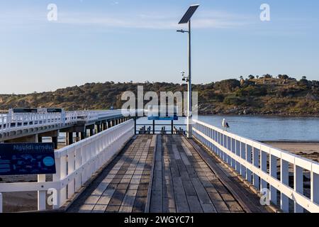 Der alte und neue Damm zwischen Victor Harbor und Granite Island an einem hellen sonnigen Tag in South Australia am 11. September 2023 Stockfoto