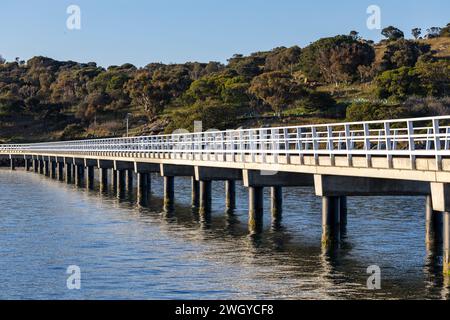 Der neue Damm zwischen Victor Harbor und Granite Island an einem sonnigen Tag in South Australia am 11. September 2023 Stockfoto