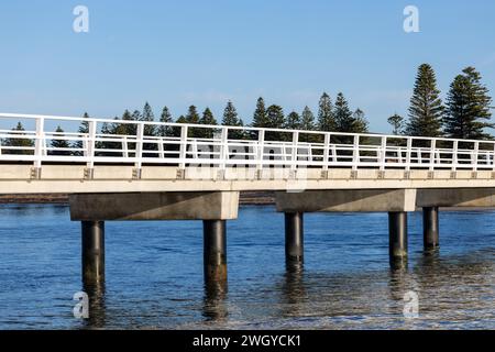 Der neue Damm zwischen Victor Harbor und Granite Island an einem sonnigen Tag in South Australia am 11. September 2023 Stockfoto