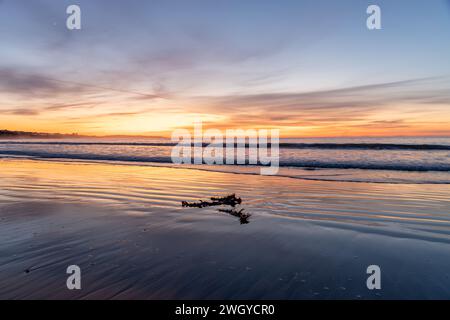 Ein Sonnenaufgang von Victor Harbor über dem Strand, der sich im Sand in South Australia am 11. September 2023 spiegelt Stockfoto