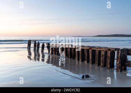 Der Victor Harbor Erosion Groyne mit Granitinsel im Hintergrund und Pastellhimmel in South Australia am 11. September 2023 Stockfoto