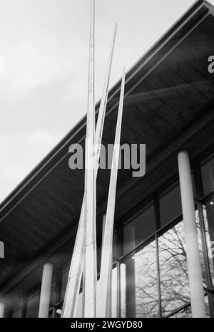 The Trustees DeCordova Sculpture Park and Museum - Lincoln, MA. Eine Gruppe von Metallpfählen steht vor einem Gebäude, das eine moderne Skulptur bildet Stockfoto
