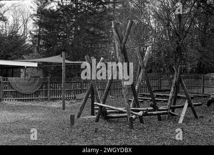 The Trustees DeCordova Sculpture Park and Museum - Lincoln, MA. Ein Holzstand dient als Spielzeug und Skulptur für Kinder Stockfoto