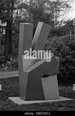 The Trustees DeCordova Sculpture Park and Museum - Lincoln, MA. Eine Skulptur einer übergroßen Aluminiumhand, die das Friedenszeichen mit dem Titel Heavy Handed (R Stockfoto