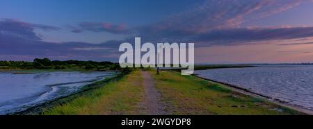 Havant, Großbritannien - 20. Juni 2023: Sonnenuntergang auf der alten Eisenbahn des Hayling Billy Trail in der Nähe von Langstone, Hampshire Stockfoto