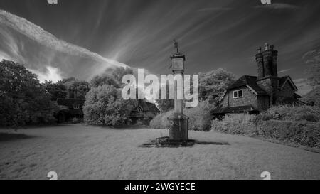 Bristol, Großbritannien – 11. August 2023: Blaise Hamlet – Studie mit IR-Fotografie Stockfoto