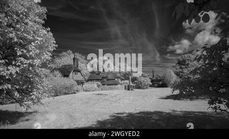 Bristol, Großbritannien – 11. August 2023: Blaise Hamlet – Studie mit IR-Fotografie Stockfoto