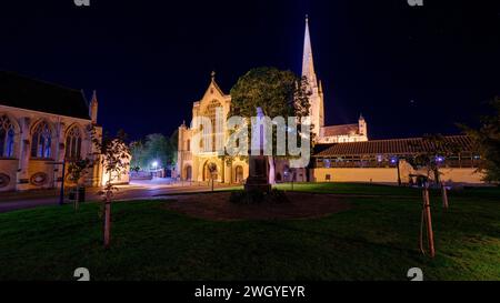 Norwich, Großbritannien - 15. Oktober 2023: Nächtlicher Blick auf die Kathedrale von Norwich, Norfolk, Großbritannien Stockfoto