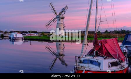 Thurne, Großbritannien - 16. Oktober 2023: Sonnenaufgang in der Thurne Dyke Mill, Norfolk, Vereinigtes Königreich Stockfoto