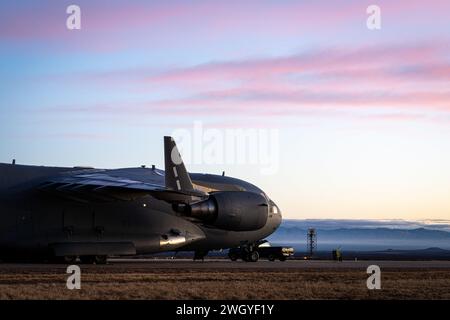 Ein C-17 Globemaster III der US Air Force, der dem 97th Air Mobility Wing zugeordnet ist, sitzt am 25. Januar 2024 während des Wintertrainings im Advanced Tactics Training Center in Fort Huachuca, Arizona auf der Fluglinie. Wintertraining ist eine Pause vom regulären Kursplan, bei dem die AATTC-Schulungsleiter die Schulungsszenarien für das kommende Jahr anpassen und mit Hilfe von Gasteinheiten durchführen, um ihre Fähigkeiten auf dem neuesten Stand zu halten. Seit 1983 bietet die AATTC fortgeschrittene taktische Ausbildung für Mobilitätsflugzeuge der Air National Guard, Air Force Reserve Command, Air Mobility Command, Air Mobility Command Stockfoto