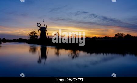 How Hill, Vereinigtes Königreich - 17. Oktober 2023: Sonnenuntergang auf der Turf Fen Drainage Mill in How Hill, Norfolk, Vereinigtes Königreich Stockfoto