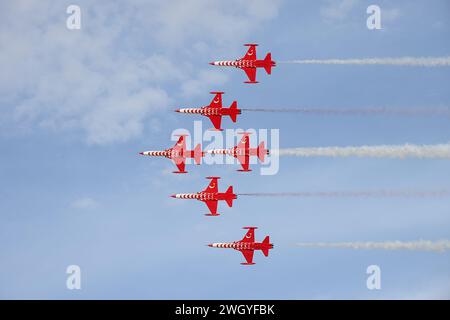 The Turkish Stars, das Kunstflugteam der türkischen Luftwaffe, tritt während der Saudi World Defense Show am 5. Februar 2024 an einem nicht offengelegten Ort im Zentralkommando vor. Als Teil eines umfassenden Ansatzes für komplexe Sicherheitsherausforderungen innerhalb des Zuständigkeitsbereichs des US-Zentralkommandos arbeiten die US-Streitkräfte eng mit regionalen Verbündeten und Partnern zusammen, um Fähigkeiten zu entwickeln, die die kollektive Entwicklung von Luftstrom fördern, um regionale Sicherheitsprobleme zu bewältigen. (Foto mit freundlicher Genehmigung der US Air Force) Stockfoto