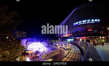 Southampton, Großbritannien - 1. Dezember 2023: Nächtlicher Blick auf West Quay, Southampton, Großbritannien Stockfoto