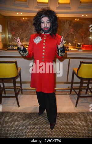 Harald Glööckler bei der ANJA GOCKEL Fashion SHOW im Rahmen der Berlin Fashion Week Herbert/Winter 2024 im Hotel Adlon Kempinski in Berlin am 05.02.2024 *** Harald Glööckler auf der ANJA GOCKEL MODENSCHAU im Rahmen der Berlin Fashion Week Herbert Winter 2024 im Hotel Adlon Kempinski in Berlin am 05 02 2024 Stockfoto