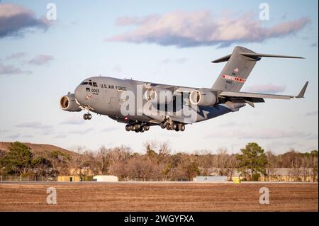 Ein US-C-17 Globemaster landet am 30. Januar 2024 auf der Savannah Air National Guard Base in Georgia. Airman mit der 158th FW nehmen an Maple Thunder Teil, um das Agile Combat Employment Konzept umzusetzen. (Foto der U.S. Air Force von Dr. Sandeep Mulgund) Stockfoto