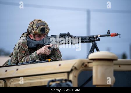 Der Luftmann der US Air Force, der dem 158. Kampfflugzeug der Vermont Air National Guard zugeordnet ist, untersucht die Landschaft während eines Trainings auf der Georgia Air National Guard Base, Savannah, Ga, 24. Januar 2024. Mehr als 200 Flieger der Vermont Air National Guard nahmen an dem simulierten Einsatz von Maple Thunder Teil. (Foto der US Air National Guard von Staff Sgt. Jana Somero) Stockfoto