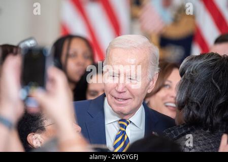 Washington, Vereinigte Staaten Von Amerika. Februar 2024. US-Präsident Joe Biden macht Fotos mit der Menge nach seinen Ausführungen beim Black History Month-Empfang im Weißen Haus in Washington, DC am Dienstag, den 6. Februar 2024. Credit: Annabelle Gordon/Pool/SIPA USA Credit: SIPA USA/Alamy Live News Stockfoto