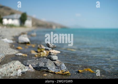 Schöner Sewan-See inmitten der malerischen Berge des sonnigen Armeniens Stockfoto