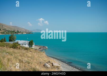 Schöner Sewan-See inmitten der malerischen Berge des sonnigen Armeniens Stockfoto