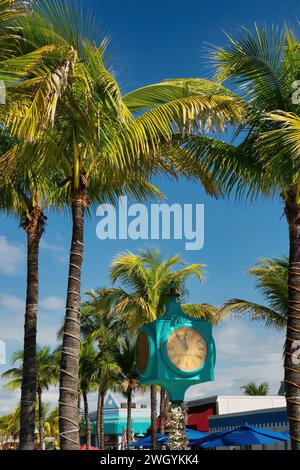 Street Clock und Palmen am Fort Myers Beach, Downtown Waterfront, Florida, USA Stockfoto