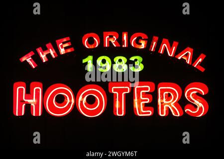 Neonschild im Original Hooters Restaurant aus dem Jahr 1983 in Clearwater, Florida, USA Stockfoto