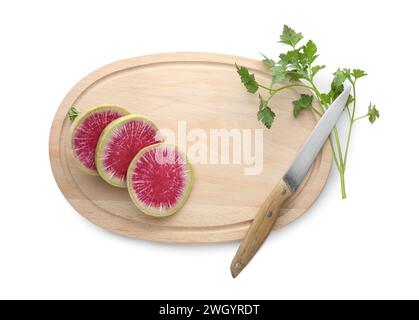 Schneidebrett aus Holz mit frischem rotem Fleisch Rettich, Petersilie und Messer isoliert auf weiß, Draufsicht Stockfoto