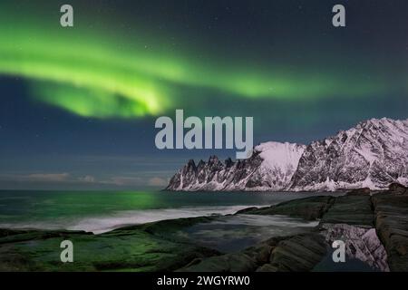 Die Aurora Borealis oder Nordlichter über dem Devils Jaw oder Ramnen Ridge, Tungeneset, Senja, Troms og Finnmark County, Norwegen Stockfoto