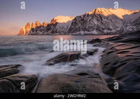 Sonnenuntergang im Devils Jaw oder Ramnen Ridge, Tungeneset, Senja, Troms og Finnmark County, Norwegen, Skandinavien Stockfoto