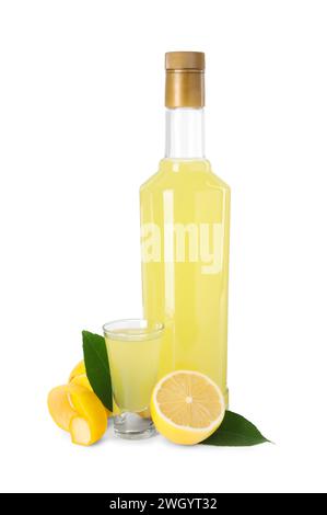 Leckerer Limoncello-Likör, Zitronen und grüne Blätter isoliert auf weiß Stockfoto