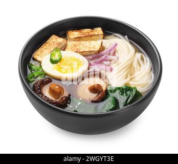 Köstliche vegetarische Ramen in Schüssel isoliert auf weiß Stockfoto