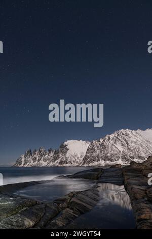 Nachthimmel über dem Teufelsknochen und Ersfjord, Tungeneset, Senja, Troms og Finnmark County, Norwegen, Skandinavien, Europa Stockfoto