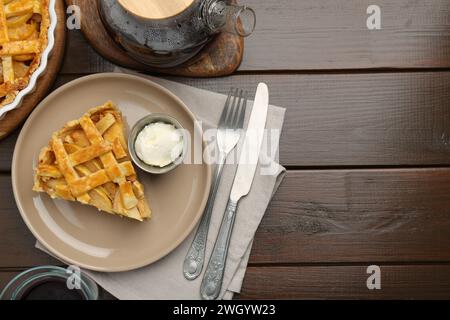 Ein Stück leckerer hausgemachter Quittenkuchen, serviert auf Holztisch, flach gelegt. Leerzeichen für Text Stockfoto